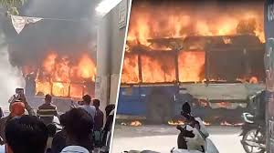 बड़ा सड़क हादसा: डीटीसी की बस ने ई-रिक्शा और अन्य वाहनों को को रौंदा, गुस्साई भीड़ ने बस में लगाई आग