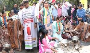 गैस सिलेंडर की बढ़ती कीमत का विरोध, शरद की NCP नेताओं ने सड़क पर बनाया खाना