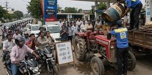 तेल के इंतजार में लोग कतार में खड़े रहे, ट्रैक्टर में 4 बार ड्रम भर-भरकर डाला डीजल, पेट्रोल पंप सील