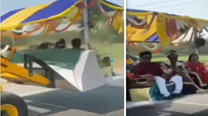 अनोखी बारात, बुलडोजर पर आया दूल्हा, सड़क पर दिखा ऐसा नजारा!