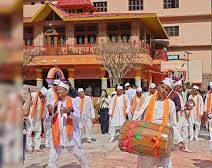 नैनीताल में नयना देवी मंदिर में बिखरे होली के रंग, गूंजी चंद राजवंश से जुड़ी 400 साल पुरानी परंपरा