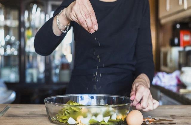 नहीं खाना चाहिए ऊपर से नमक डालकर