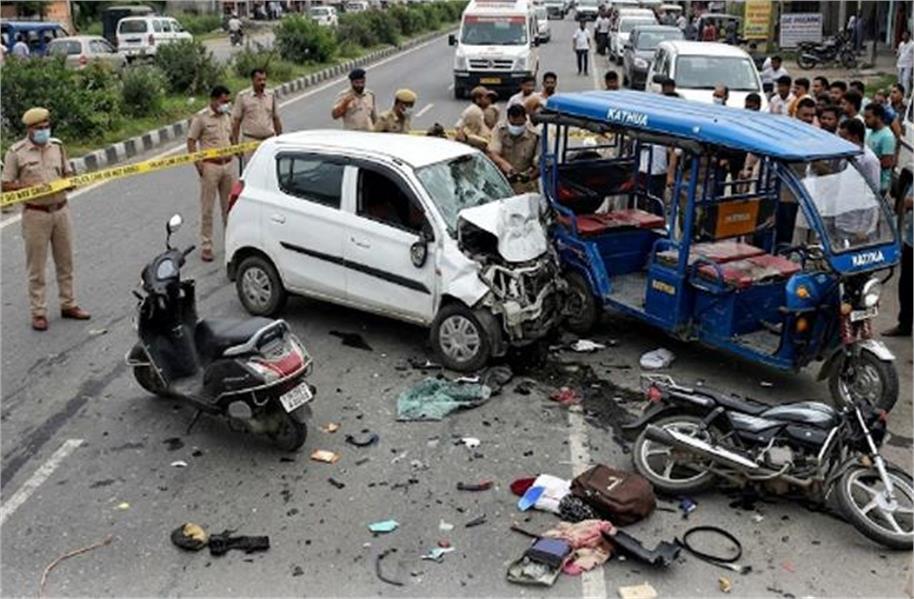 तेज रफ्तार कार का कहर, एक की मौत और कई अन्य घायल