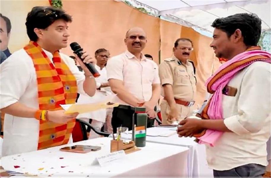 सिंधिया ने युवक को दिया आवास लाभ ,बोले- मैं तो तुम्हें आवास दे रहा हूं लेकिन बदले में तुम…