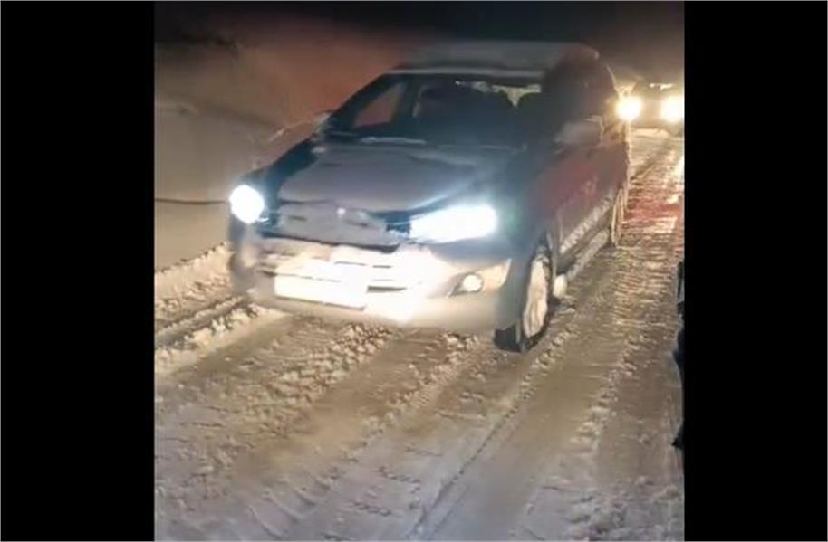 उत्तरी कश्मीर में भारी बर्फबारी का कहर, सड़क बंद