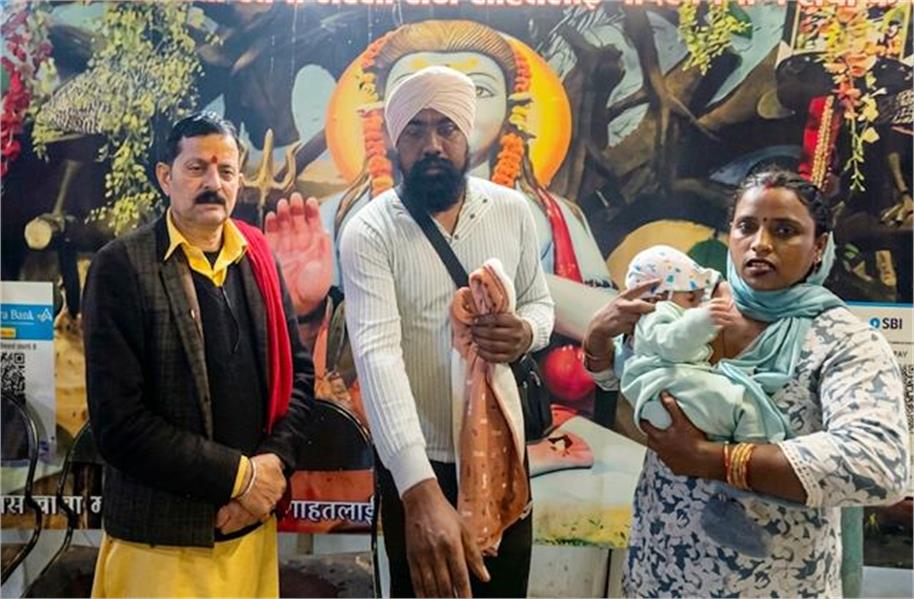 बाबा बालक नाथ का चमत्कार! 3 बेटियों के पिता की पुत्र से भर दी झोली, मन्नत पूरी होने पर अमृतसर का परिवार शाहतलाई पहुंचा