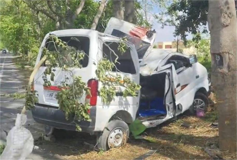 टायर फटने के बाद पेड़ से टकराई कार, 2 युवकों की गई जान