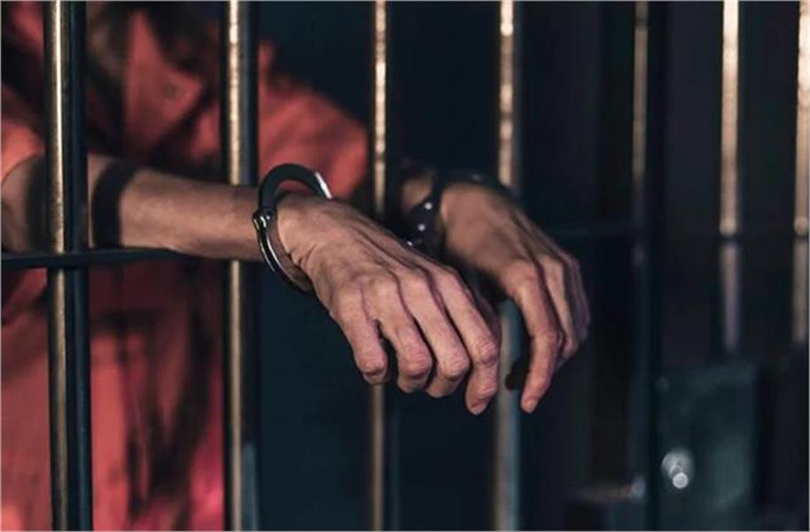 शराब के नशे में पिता-चाचा की हत्या, आरोप में युवक गिरफ्तार