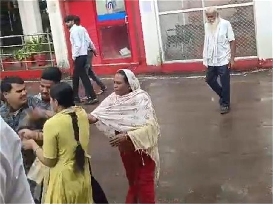 न्यायालय में पति को देखते ही टूट पड़ी पत्नी, कॉलर पकड़ सबके सामने दे-दनादन