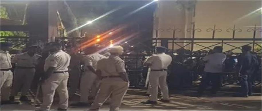 इंजीनियरिंग कॉलेज में आपत्तिजनक हालत में मिला प्रेमी जोड़ा, घंटों तक चला हाई-वोल्टेज ड्रामा, छात्र और छात्रा कॉलेज से निष्कासित