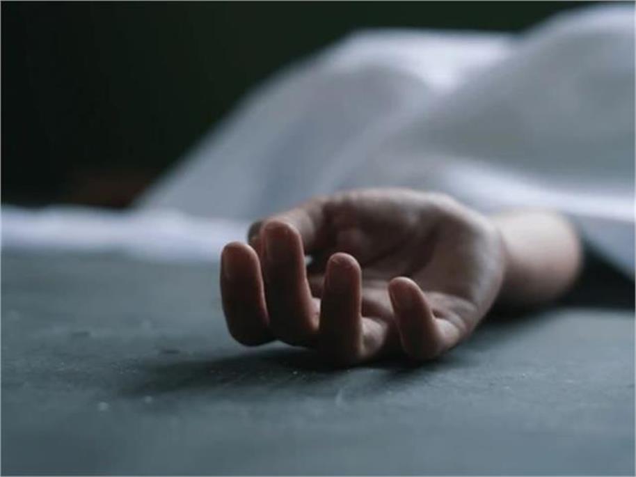 बेकाबू ट्रेलर ने डिवाइडर तोड़कर बाइक को मारी टक्कर, चपेट में आया बुजुर्ग की मौके पर ही मौत