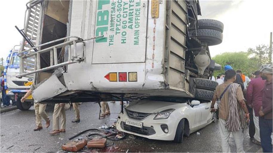 गुरदासपुर में कार पर पलटी सवारियों से भरी बस, 20 से अधिक लोगों को चोटें आई