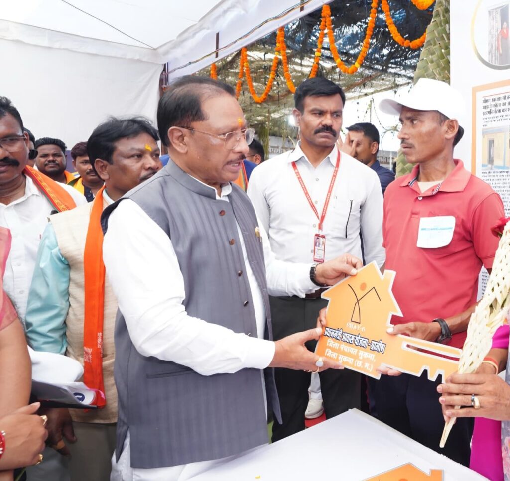 सिलगेर के माड़वी कोसा ने अपने हाथों से बनाया अपना घर, मुख्यमंत्री ने सौंपी खुशियों की चाबी