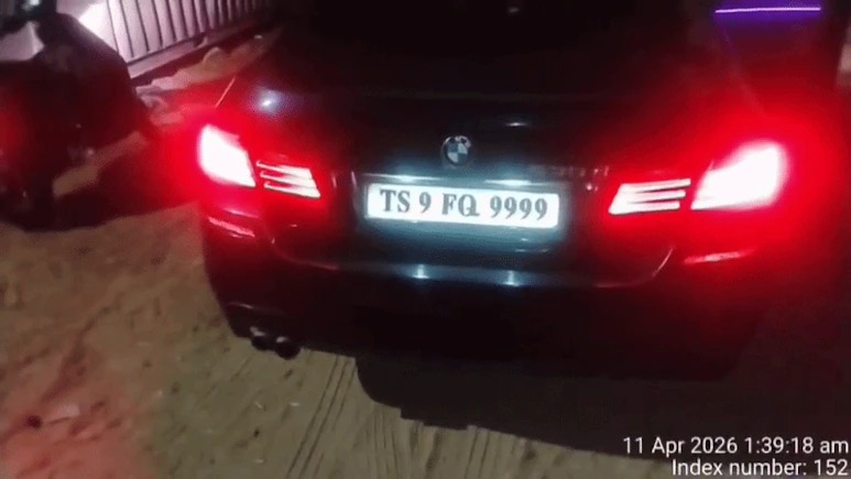 डॉक्टर की बीएमडब्ल्यू कार में लगा ऐसा उपकरण कुछ सेकंड में बदली जा सकती दो अलग-अलग नंबर प्लेट, पुलिस के हत्थे चढ़ा