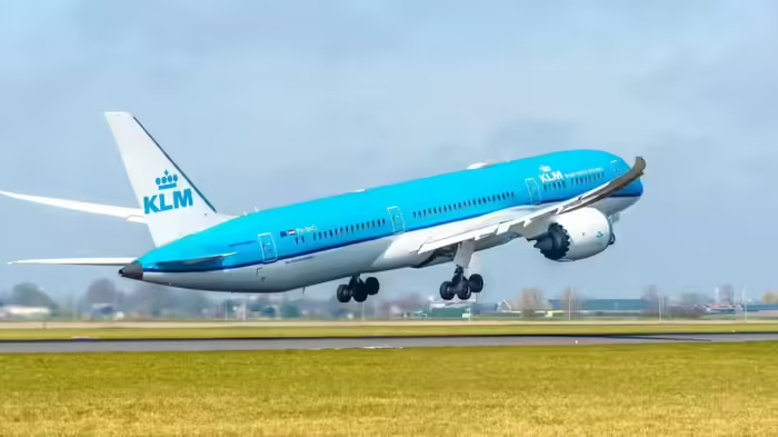 बेंगलुरु से पेरू जा रहे परिवार को बोर्डिंग से रोका, डच एयरलाइंस के CEO के खिलाफ FIR का आदेश