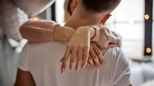 चप्पल में GPS लगाकर बेनकाब किया अफेयर, पति ने आपत्तिजनक हालत में प्रेमी के साथ रंगे हाथों पत्नी को पकड़ा