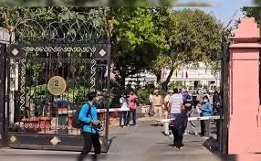 दिल्ली विधानसभा की सुरक्षा में बड़ी चूक, गेट तोड़कर अंदर घुसी कार