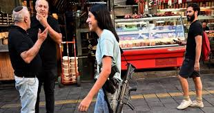 इजराइल की अनिवार्य सैन्य सेवा, पर्स की जगह बंदूक टांग कर चलती हैं महिलाएं, नहीं छेड़ पाता कोई, बड़ी-बड़ी राइफल से कर देती हैं शूट!