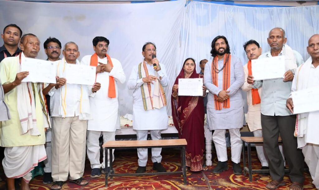 सुशासन तिहार में जनता के बीच पहुँची सरकार : मुख्यमंत्री श्री विष्णु देव साय ने कोसरंगी चौपाल में पीएम सूर्य घर, सौर सुजला और स्वामित्व योजना का लाभ लेने किया आह्वान