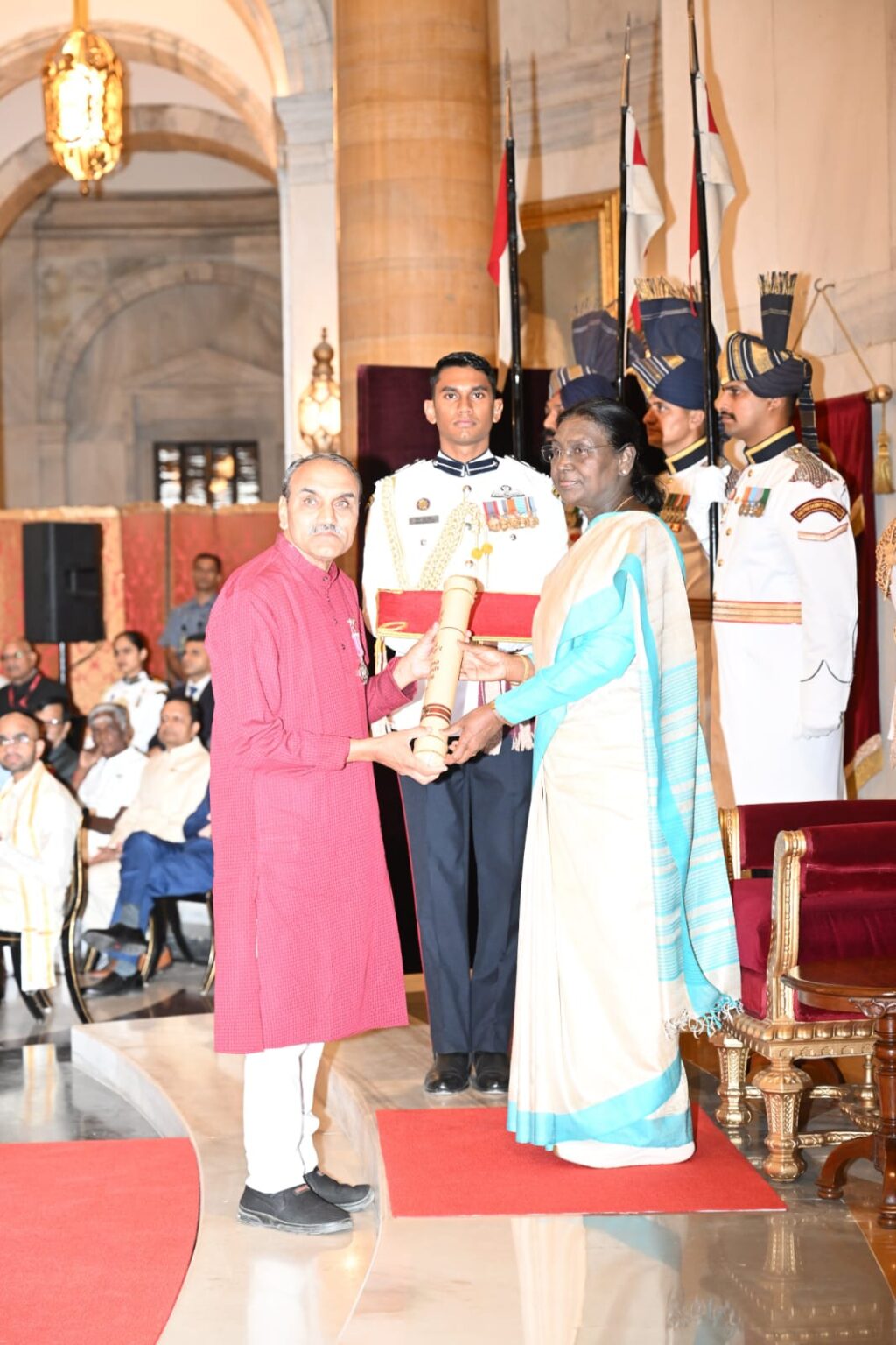 बस्तर की जनसेवा को राष्ट्रीय सम्मान : गोडबोले दंपत्ति ‘पद्म श्री’ से अलंकृत