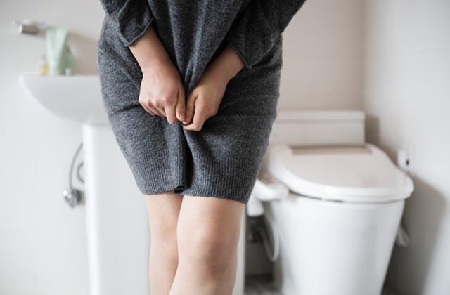 घंटों पेशाब रोकने के नुकसान? किडनी और दिमाग के लिए खतरनाक