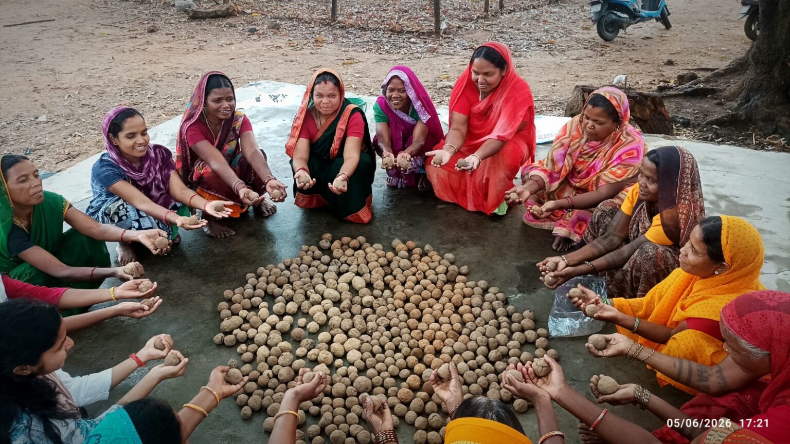 सीड बॉल बनाकर प्रकृति संरक्षण की अनूठी पहल, हरित जशपुर के निर्माण पर जोर
