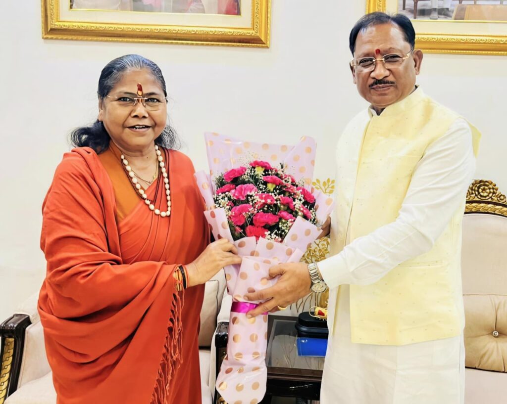 मुख्यमंत्री श्री विष्णु देव साय से राष्ट्रीय पिछड़ा वर्ग आयोग की अध्यक्ष साध्वी निरंजन ज्योति ने की सौजन्य भेंट
