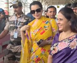 बॉलीवुड अभिनेत्री और सांसद कंगना रनौत अपनी फिल्म ‘भारत भाग्य विधाता’ की पहली विशेष स्क्रीनिंग में शामिल होने के लिए पहुंचीं रायपुर