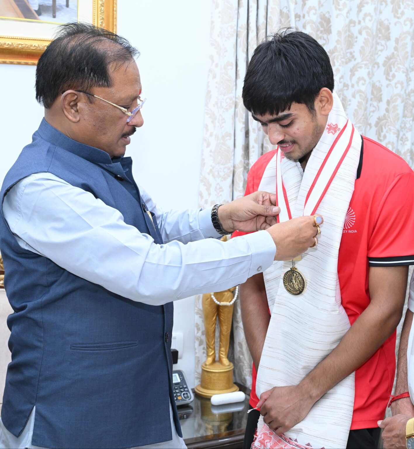 अंडर-18 एशिया कप विजेता हॉकी खिलाड़ी अवि मानिकपुरी ने मुख्यमंत्री श्री विष्णुदेव साय से की सौजन्य भेंट