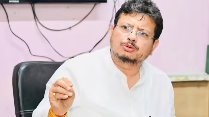 TMC के 50 विधायकों के समर्थन का दावा, कौन हैं बागी ऋतब्रत बनर्जी, जो ममता को दे रहे हैं चुनौती,
