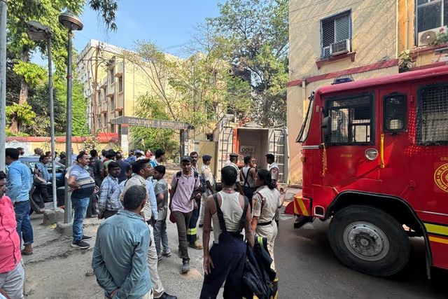 पीएमसीएच के माइक्रोबायोलॉजी विभाग में लगी भीषण आग, परीक्षा के दौरान मची अफरा-तफरी