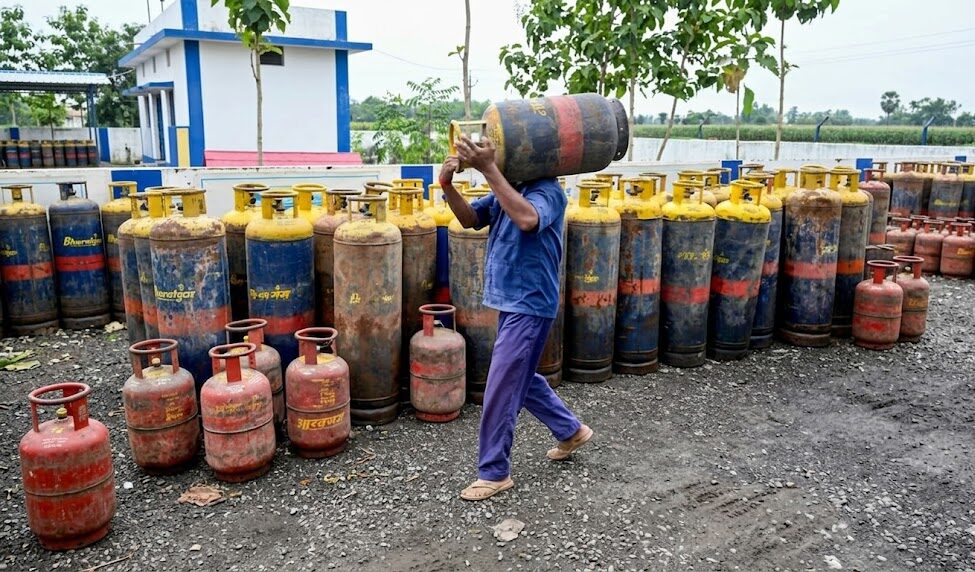 कमर्शियल LPG सिलेंडर की कीमतों में बढ़ोतरी, 42 रुपये महंगा हुआ सिलेंडर