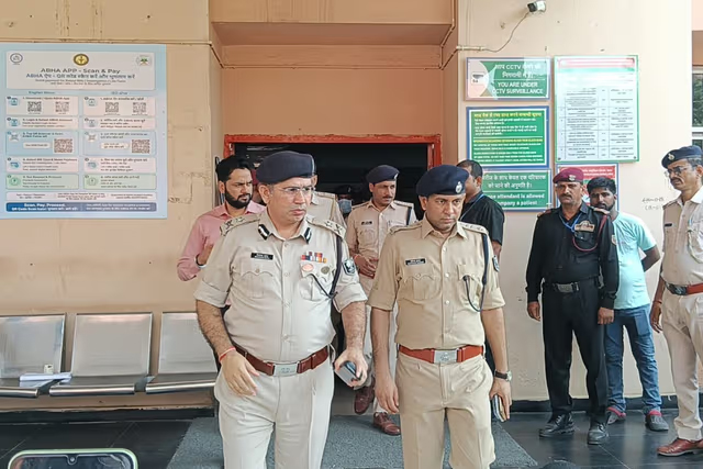 मसौढ़ी मुठभेड़ में घायल पुलिस पदाधिकारियों से एम्स में मिले आईजी जितेन्द्र राणा