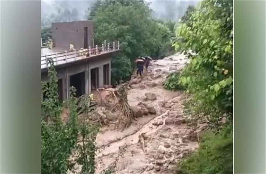 बादल फटने से अचानक आई बाढ़, चपेट में आए कई घर