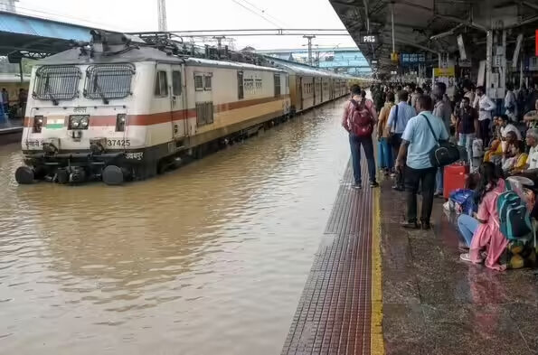 भारी बारिश से मुंबई-राजस्थान रेल रूट बाधित: 24 ट्रेनें पूरी तरह रद्द