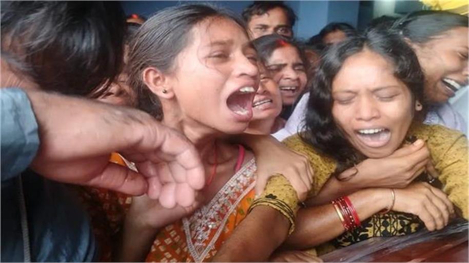 एक माह बाद सऊदी से गांव पहुंचा सत्येंद्र महतो का शव, पत्नी व बच्चों का रो-रोकर बुरा हाल