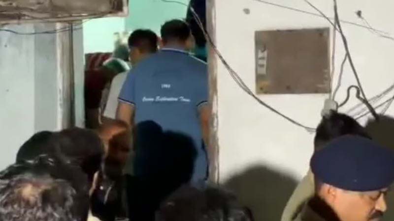 एक ही परिवार के 5 लोगों की मौत, कारोबारी ने पत्नी एवं 3 बच्चों को जहर देने के बाद लगाया फंदा