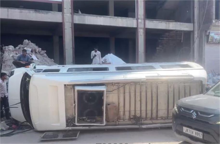 सवारियों से भरा टैंपो पलटा, कई घायल, जांच में जुटी पुलिस