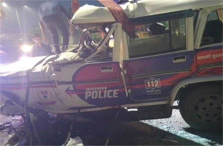 छापेमारी कर लौट रहे पुलिस वाहन के सड़क किनारे खड़े ट्रक से टकराने से 1 कांस्टेबल की मौत; तीन की हालत नाजुक