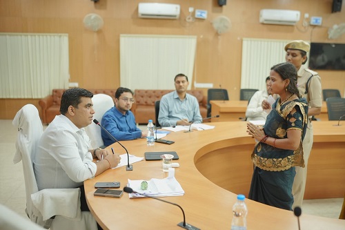कलेक्टर कुणाल दुदावत ने आम लोगों की समस्याओं को गंभीरता से सुना,जनदर्शन में कुल 109 आवेदन प्राप्त…
