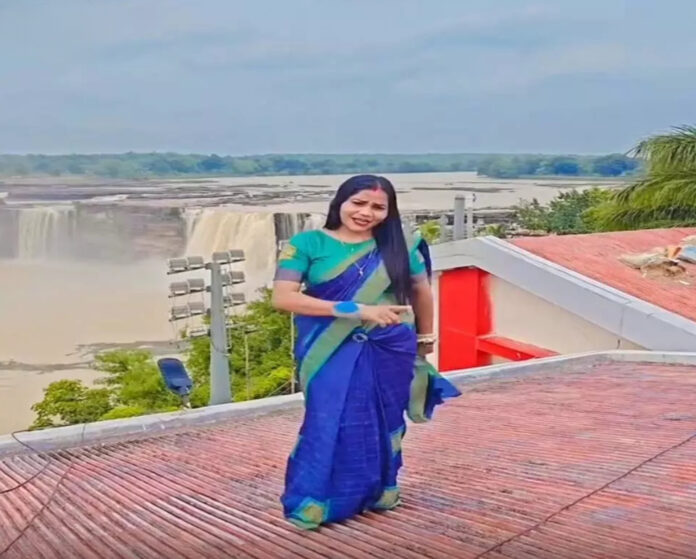 रील बनाने की सनक एक बार फिर चर्चा का विषय,सरकारी भवन चित्रकोट सर्किट हाउस की छत पर बना हुआ वीडियो वायरल