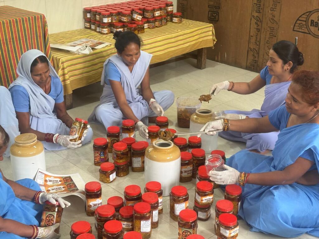 निश्चय कार्यक्रम से आत्मनिर्भर बन रहीं महिला बंदी,रायपुर सेंट्रल जेल में तैयार हो रहा स्वादिष्ट अचार
