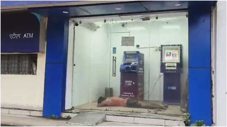 ATM में ही सो गया युवक,SBI ATM के अंदर 2-2 AC की ठंडी हवा में बिना चादर ताने, मजे से काटी पूरी रात!