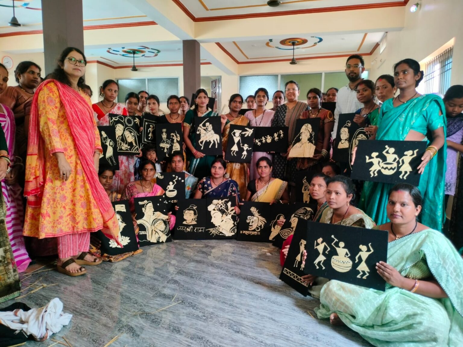 आत्मनिर्भरता की ओर बढ़ते कदम,बलौदाबाजार में समूह की 40 महिलाओं को मिला धान और पैरा आर्ट का प्रशिक्षण…