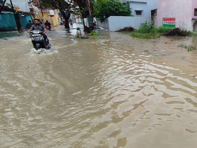 बिलासपुर:शहर में जलभराव, कई इलाकों में 3 से 4 फीट पानी; अधिकारियों को फील्ड में रहकर राहत-बचाव के निर्देश