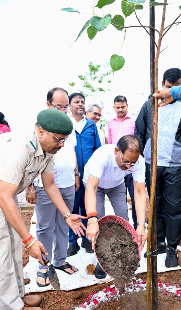 मुख्यमंत्री श्री विष्णु देव साय ने ‘एक पेड़ माँ के नाम’ अभियान के तहत किया पौधारोपण