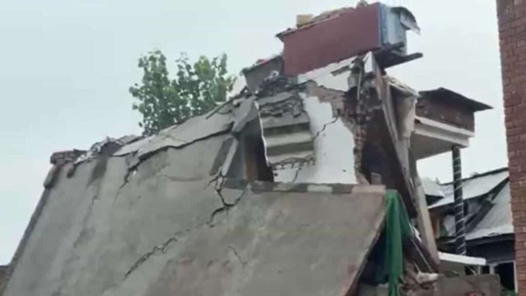 पुलिसकर्मी हत्या के बाद बड़ा एक्शन : जम्मू-कश्मीर में दो आतंकियों के मकान ढहाए गए