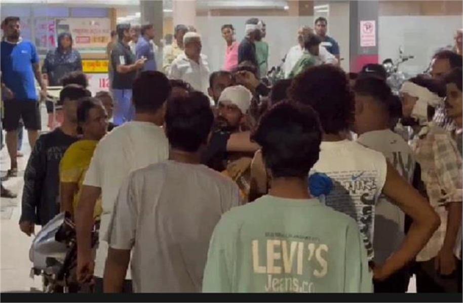 बच्चों के विवाद में खूनी संघर्ष: एक दर्जन से ज्यादा हमलावरों ने घर में घुसकर बोला धावा, बाइक तोड़ी