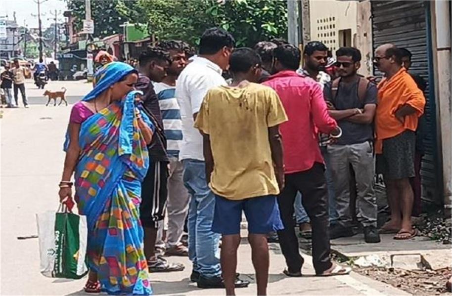 दिनदहाड़े अज्ञात लोगों ने एक युवक की धारदार हथियार से हमला कर हत्या कर दी, मचा हड़कंप