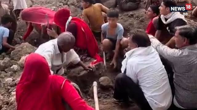 जयपुर के गांव में चांदी के सिक्के निकलने की खबर के बाद ग्रामीणों ने रातभर की खुदाई